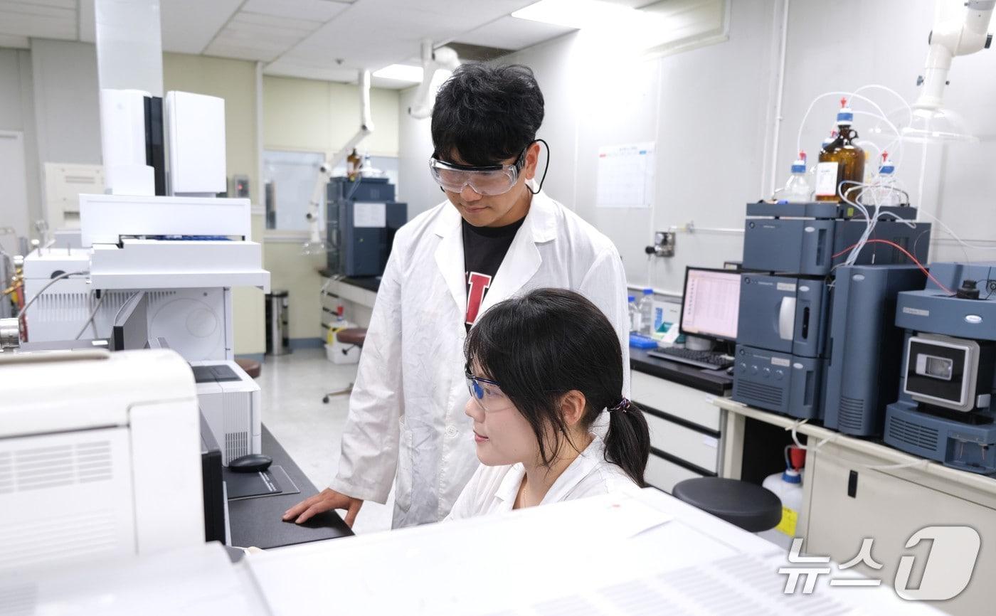  애경케미칼 대전연구소에서 연구원들이 연구개발에 매진하고 있다. &#40;사진제공 = 애경케미칼&#41;