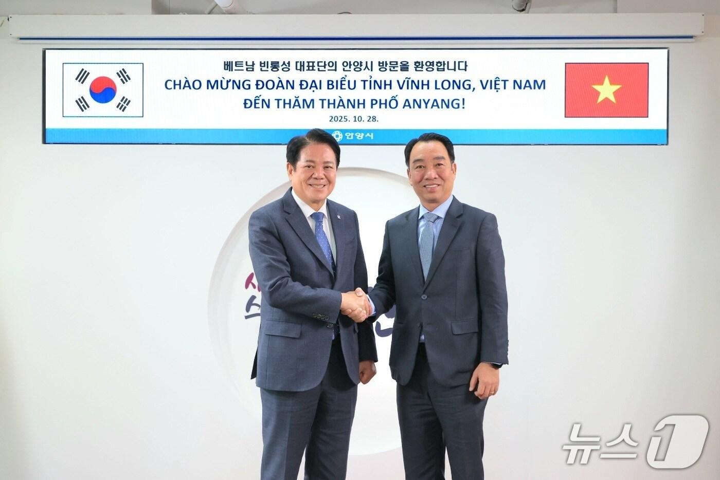 최대호 경기 안양시장&#40;왼쪽&#41;이 지난 28일 루꽝응어이 베트남 빈롱성 인민위원회 위원장과 만나 산업·교육·관광 등 다양한 분야의 실질적인 교류협력 방안을 논의했다.&#40;안양시 제공. 재판매 및 DB금지&#41;/뉴스1