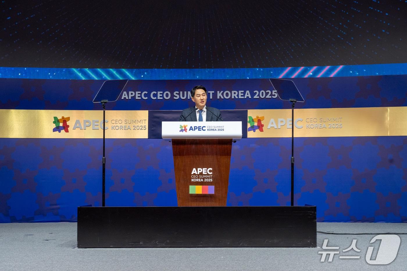 오경석 두나무 대표가 29일 경주예술의전당 화랑홀에서 열린 &#39;APEC CEO 서밋 코리아 2025&#39;에서 &#39;통화와 글로벌 금융시장의 미래&#39;를 주제로 기조연설을 하고 있다. 두나무 제공.