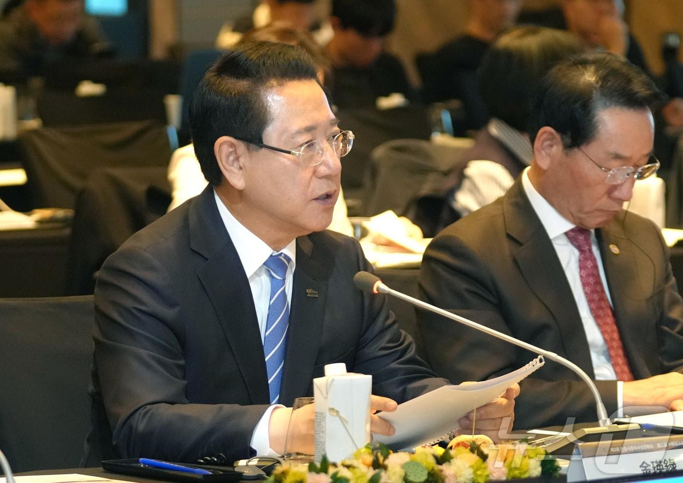 김영록 전남도지사가 29일 서울 포시즌스호텔에서 열린 ‘제3회 한중지사성장회의’에 참석해 ‘지속가능한 재생에너지 발전모델: AI 에너지 미래도시 전라남도’란 주제로 발표하고 있다.&#40;전남도 제공. 재판매 및 DB금지&#41; 2025.10.29/뉴스1 