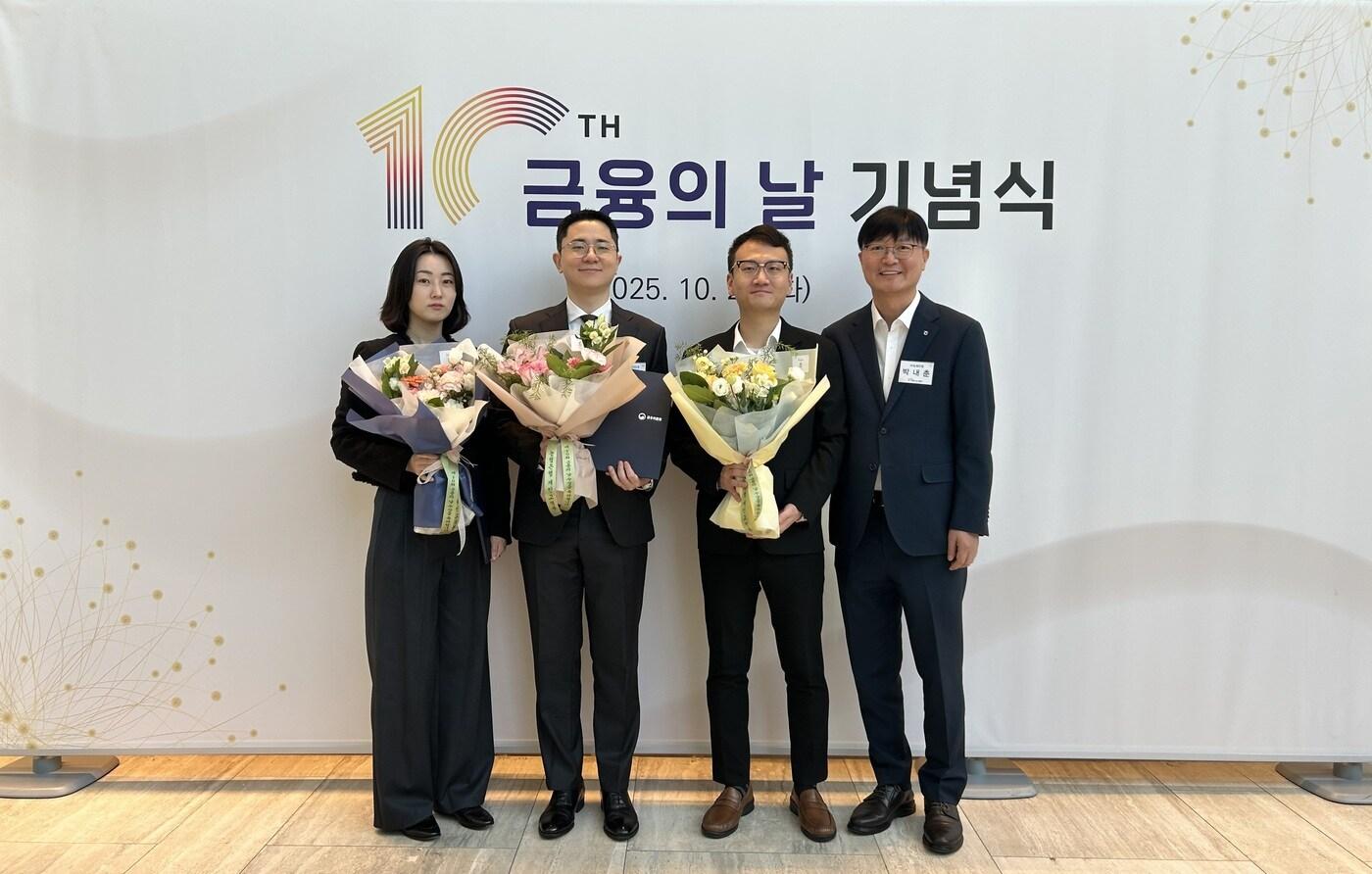 28일 여의도 FKI타워에서 개최된 '제10회 금융의 날' 행사에서 박내춘 농협은행 개인디지털부문 부행장(오른쪽)과 수상자들이 기념촬영을 하고 있다.(NH농협은행 제공)