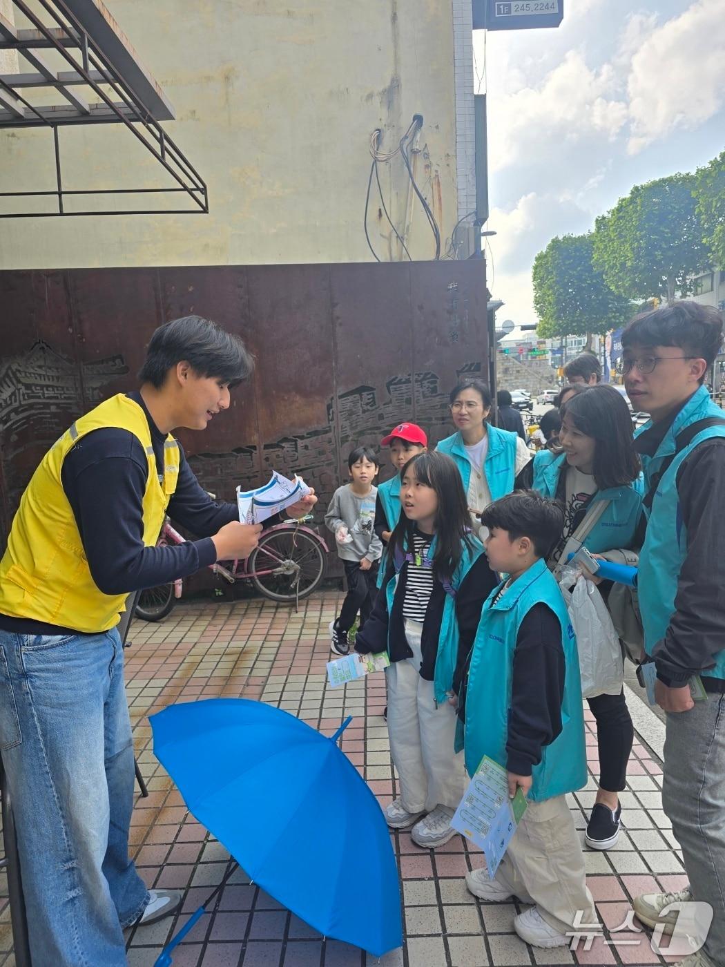 본문 이미지 - &#39;수원화성 볼런투어&#39; 자료사진.&#40;수원시자원봉사센터 제공. 재판매 및 DB금지&#41;