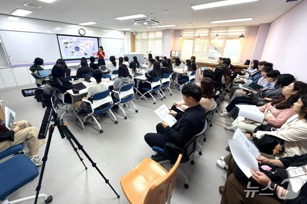 본문 이미지 - 대전교육청 소속 교사들이 전북 IB 후보학교를 방문, 운영사례에 대한 설명을 듣고 있다.(전북교육청 제공, 재판매 및 DB 금지)/뉴스1