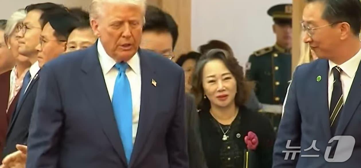 본문 이미지 - 29일 한미 정상회담을 위해 국립경주박물관을 방문한 도널드 트럼프 미국 대통령의 뒤로 이연향 국무부 통역국장의 모습이 포착됐다. &#40;KBS 유튜브 채널 갈무리&#41;