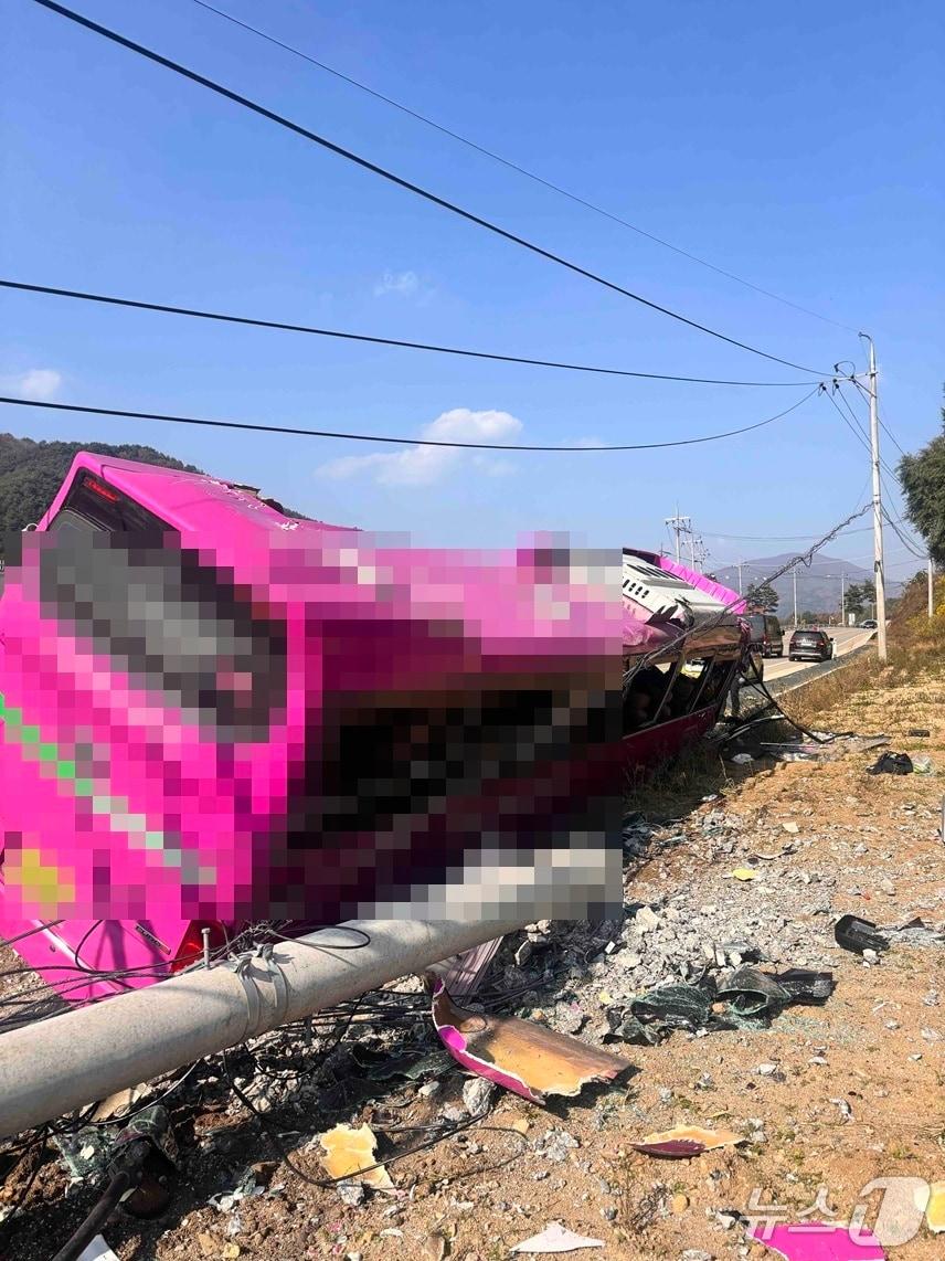 본문 이미지 - 강원 평창 진부면의 한 도로 사고 현장.&#40;강원도소방본부 제공, 재판매 및 DB금지&#41;