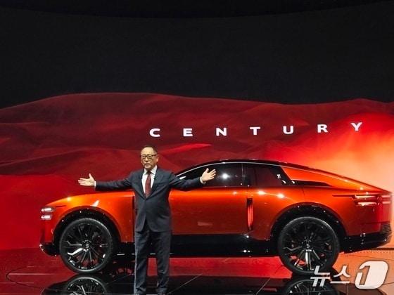 본문 이미지 - 토요다 아키오 도요타그룹 회장이 29일 일본 도쿄 빅 사이트에서 열린 '재팬 모빌리티쇼 2025' 센추리 부스 무대에서 콘셉트카로 제작된 센추리 쿠페형 스포츠유틸리티차(SUV)를 세계 최초로 공개하고 있다. 2025.10.29/뉴스1 김성식