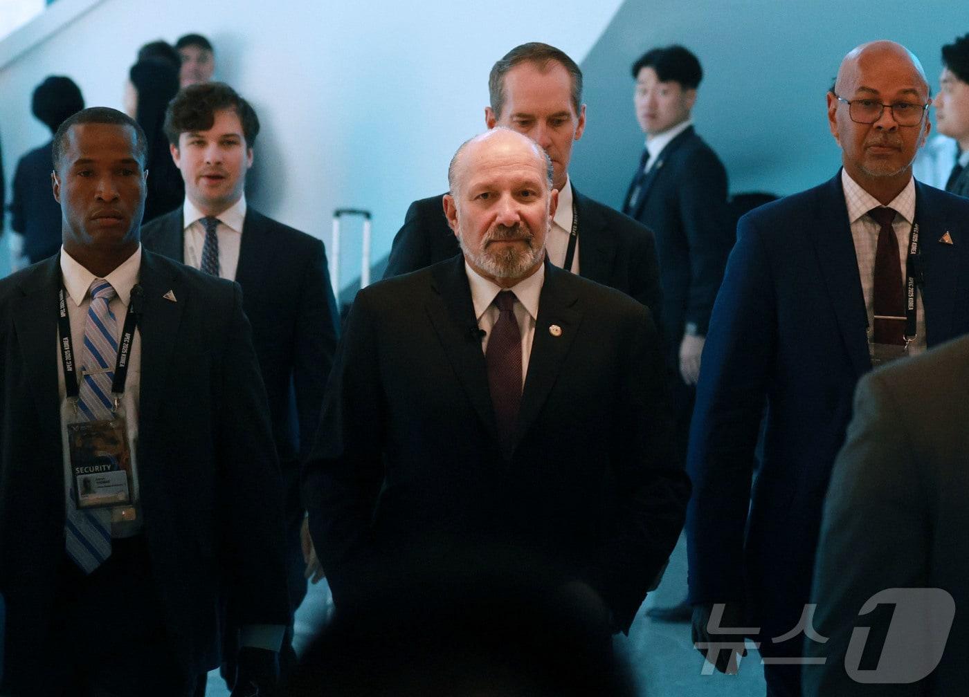 본문 이미지 - 하워드 러트닉 미국 상무장관이 29일 경북 경주예술의전당에서 열린 아시아태평양경제협력체(APEC) 정상회의 최고경영자(CEO) 서밋(Summit) 한미 비지니스 라운드 테이블 행사에 참석하고 있다. (공동취재) 2025.10.29/뉴스1 ⓒ News1 김민지 기자