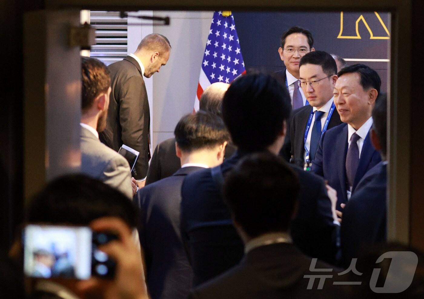 하워드 러트닉 미국 상무장관이 29일 경북 경주예술의전당에서 열린 아시아태평양경제협력체&#40;APEC&#41; 정상회의 최고경영자&#40;CEO&#41; 서밋&#40;Summit&#41; 한미 비지니스 라운드 테이블 행사에서 이재용 삼성전자 회장, 구광모 LG 회장, 신동빈 롯데 회장 등과 인사를 나누고 있다. &#40;공동취재&#41; 2025.10.29/뉴스1 ⓒ News1 김민지 기자