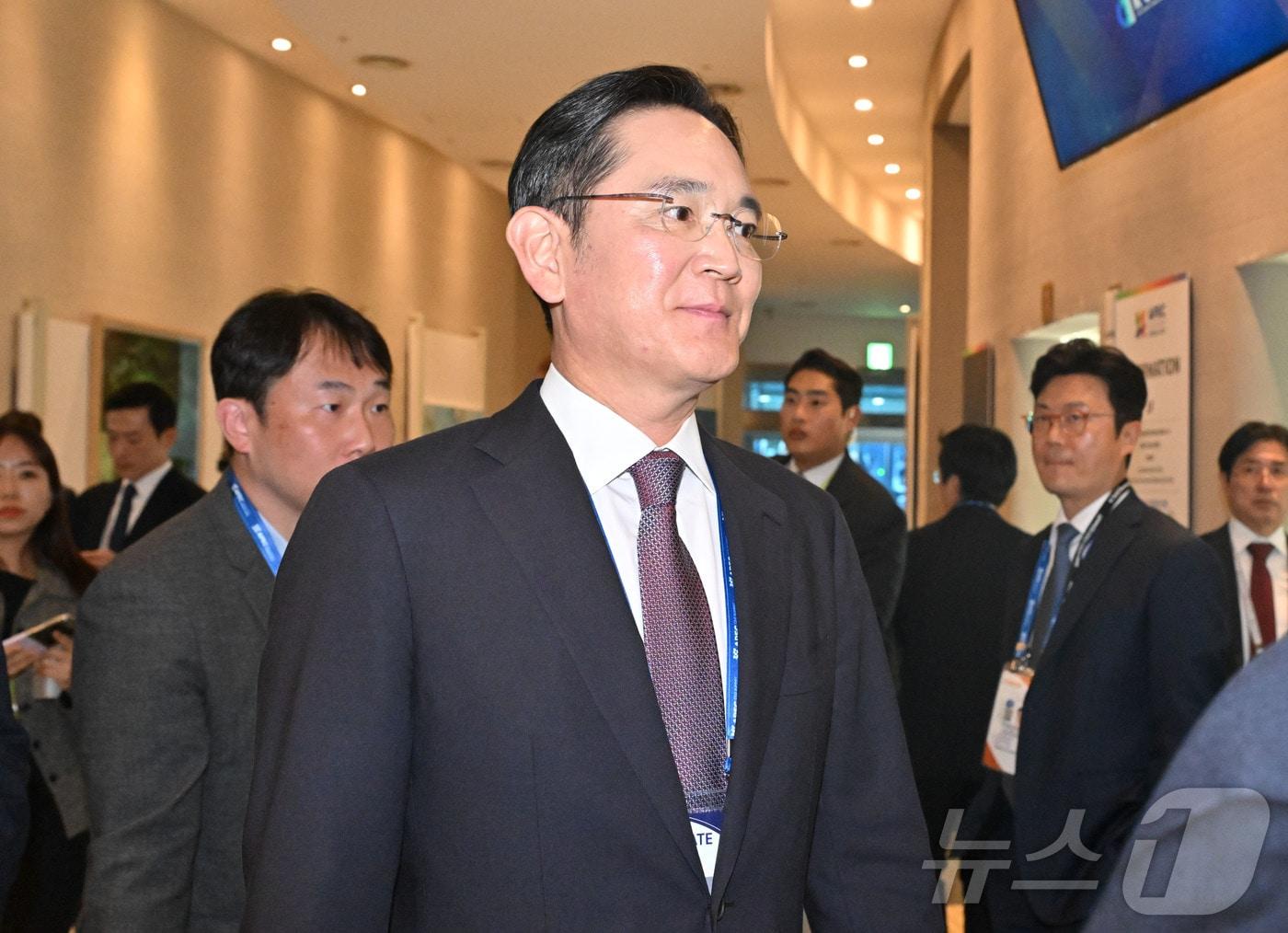본문 이미지 - 이재용 삼성전자 회장이 29일 경북 경주시 경주예술의전당에서 열린 아시아태평양경제협력체(APEC) 정상회의 한미 비즈니스 라운드 테이블에 참석하고 있다. (공동취재) 2025.10.29/뉴스1 ⓒ News1 김민지 기자
