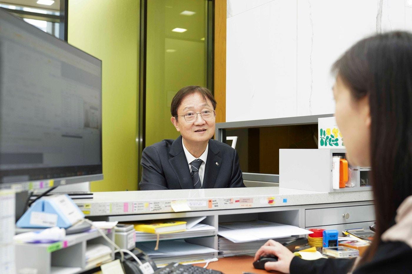 이찬진 금융감독원장이 29일 KB증권 여의도 영업부 금융센터를 방문했다.  (KB증권 제공)