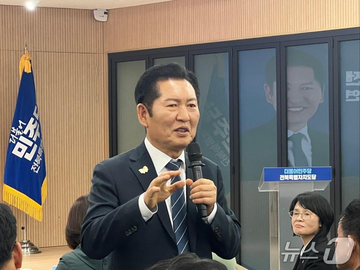 본문 이미지 - 29일 정청래 더불어민주당 대표가 전북도당에서 열린 '역량 강화 아카데미'에서 특강을 하고 있다.(전북도당제공. 재판매 및 DB금지)2025.10.29/뉴스1