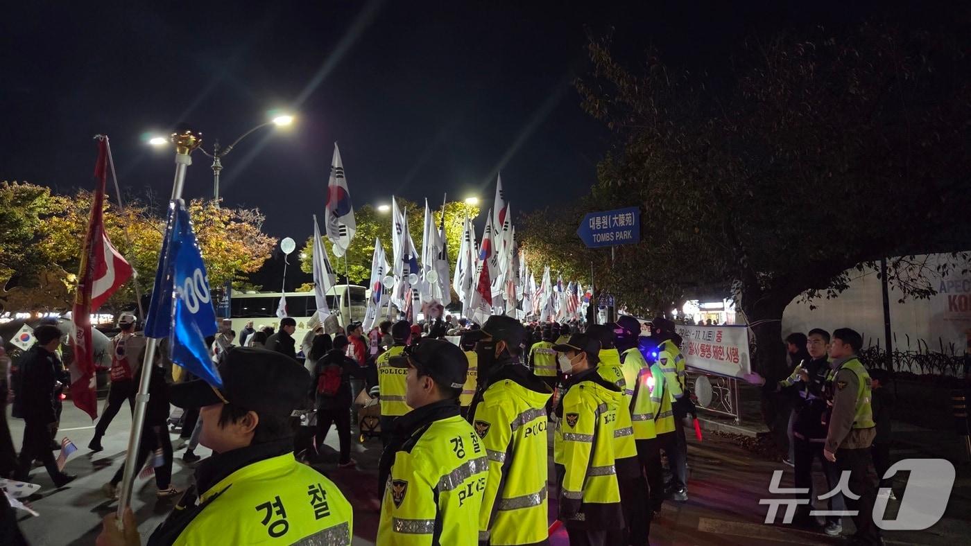 본문 이미지 - 29일 오후 4시부터 노동동 봉황대 광장에서 극우 단체가 현 정부를 비판하는 집회를 가지고 대릉원 일대에서 행진을 하고 있다.2025.10.29/뉴스1 ⓒ News1 이성덕 기자