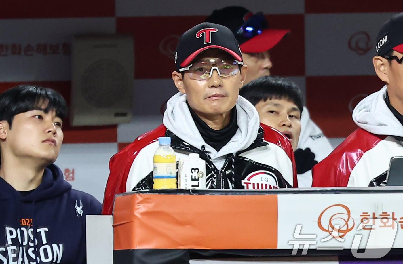 29일 대전 한화생명볼파크에서 열린 프로야구 2025 신한 SOL뱅크 KBO 포스트시즌 한국시리즈 3차전 LG 트윈스와 한화 이글스의 경기, LG 염경엽 감독이 경기를 지켜보고 있다. 2025.10.29/뉴스1 ⓒ News1 김도우 기자