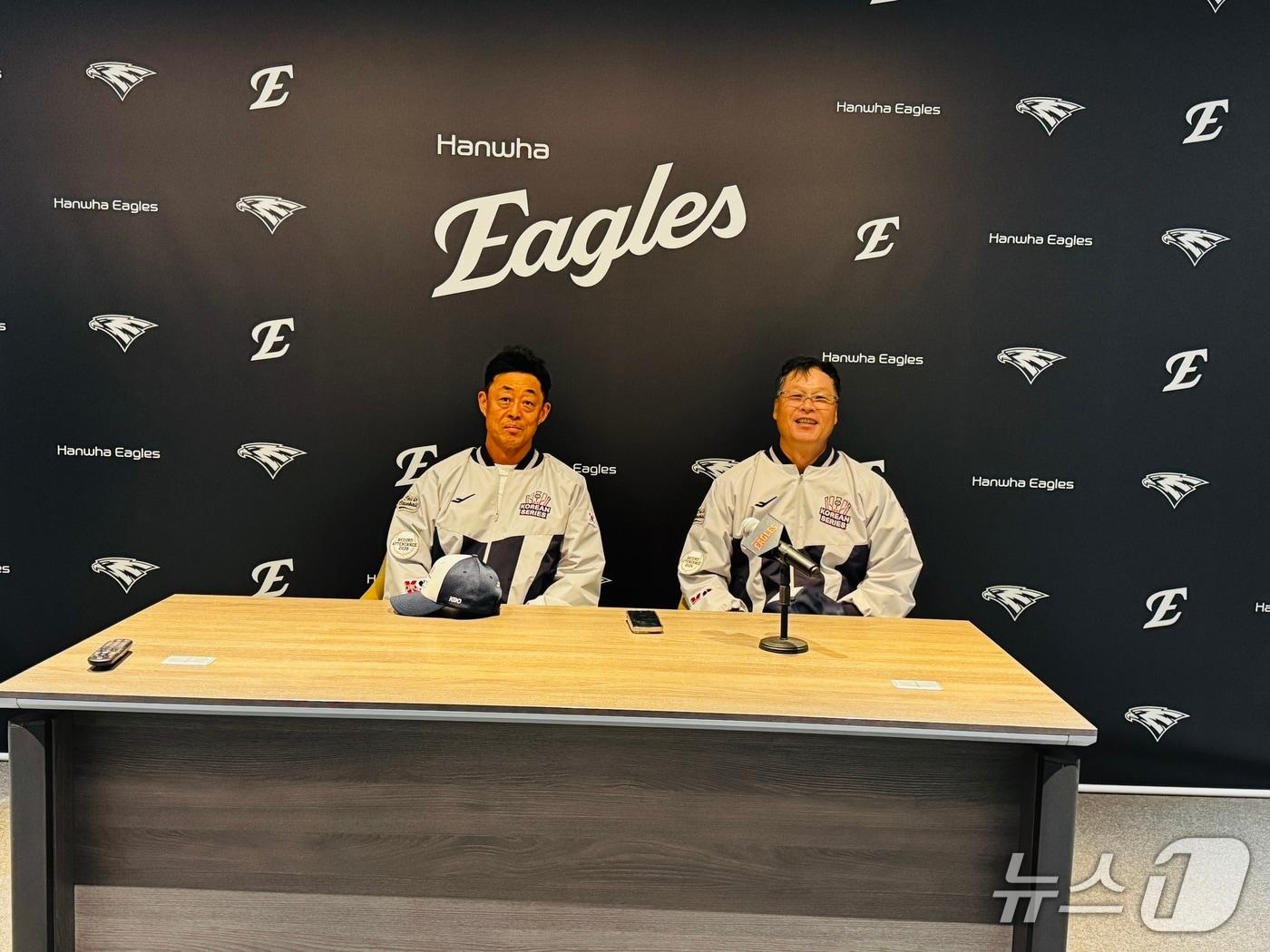 본문 이미지 - 1999년 한화 우승을 합작한 구대성(오른쪽)과 조경택.ⓒ News1 서장원 기자