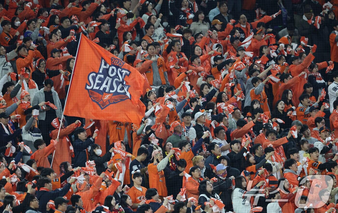 29일 대전 한화생명볼파크에서 열린 프로야구 2025 신한 SOL뱅크 KBO 포스트시즌 한국시리즈 3차전 LG 트윈스와 한화 이글스 경기에서 한화 펜들이 응원을 하고 있다. 2025.10.29/뉴스1 ⓒ News1 김기태 기자