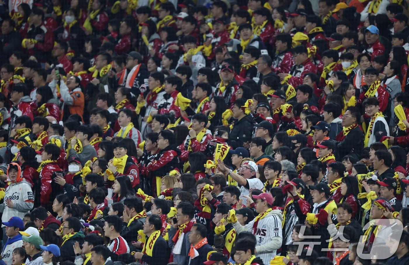 29일 대전 한화생명볼파크에서 열린 프로야구 2025 신한 SOL뱅크 KBO 포스트시즌 한국시리즈 3차전 LG 트윈스와 한화 이글스 경기에서 LG팬들이 응원을 하고 있다. 2025.10.29/뉴스1 ⓒ News1 김기태 기자