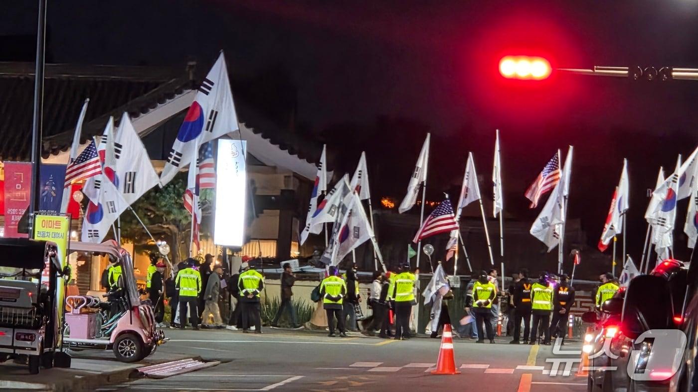 29일 오후 4시부터 노동동 봉황대 광장에서 극우 단체가 현 정부를 비판하는 집회를 가지고 대릉원 일대에서 행진을 하자 경찰이 교통을 통제하고 있다. 2025.10.29/뉴스1 ⓒ News1 이성덕 기자