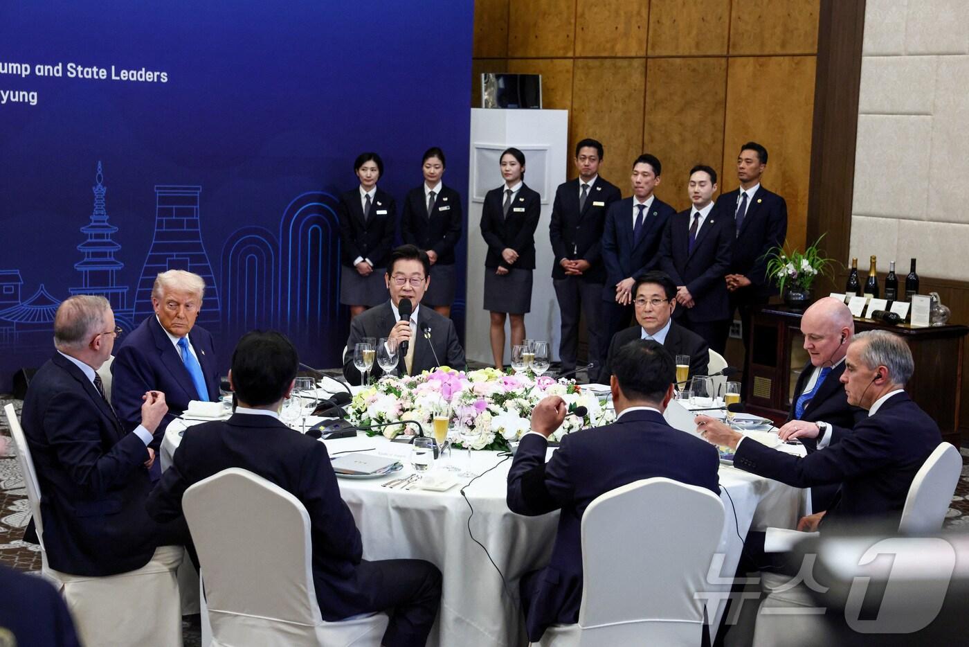 이재명 대통령이 29일 경북 경주 힐튼호텔 그랜드볼룸에서 열린 아시아태평양경제협력체(APEC) 정상 특별만찬에서 발언을 하고 있다. 이날 만찬에는 도널드 트럼프 미국 대통령, 마크 카니 캐나다 총리 등이 참석했다. ⓒ 로이터=뉴스1 ⓒ News1 송원영 기자