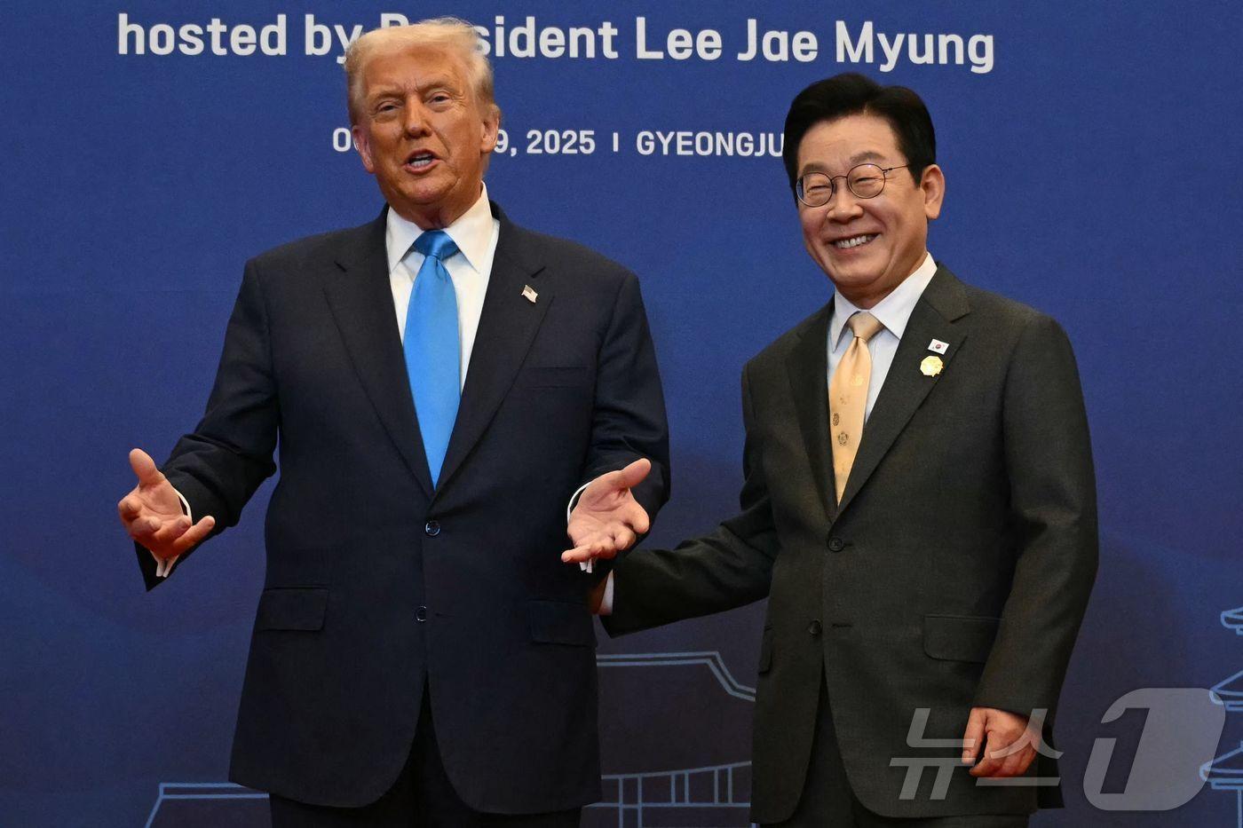 이재명 대통령과 도널드 트럼프 미국 대통령이 10월 29일 오후 경북 경주시 힐튼호텔 경주에서 열린 &#39;이 대통령 주최 정상 특별만찬&#39;에서 대화를 나누고 있다.ⓒ AFP=뉴스1 ⓒ News1 송원영 기자