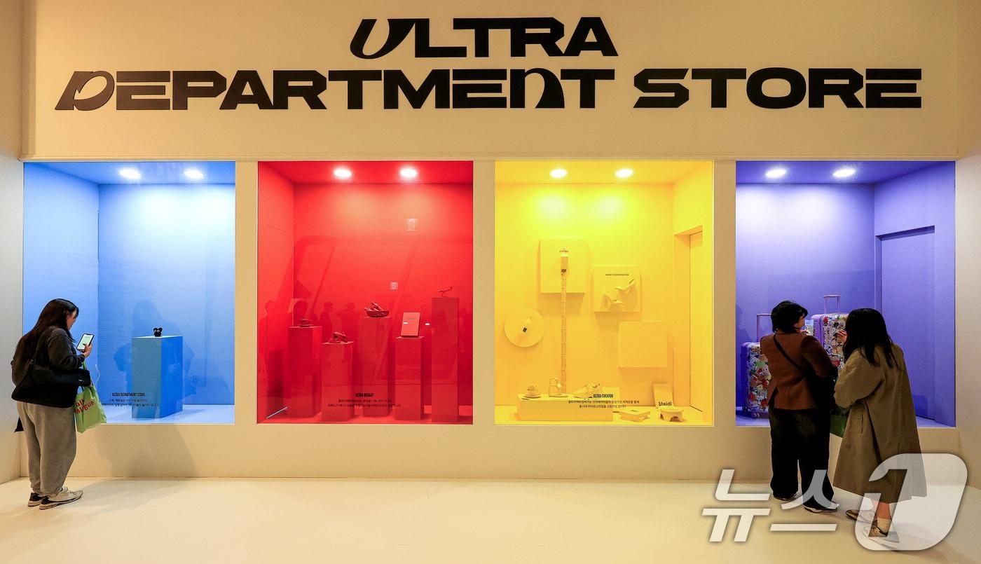 29일 서울 중구 동대문디자인플라자뮤지엄에서 열린 &#39;울트라백화점 서울: 소비의 끝에서 만나는 가치&#39; 프리오프닝을 찾은 관람객들이 전시장을 둘러보고 있다. 이번 전시는 단순한 판매 장소를 넘어 브랜드의 가치와 세계관을 체험하는 공간으로 특히 9명의 크리에이터들의 알고리즘을 그대로 들여다 볼 수 있는 울트라 크리에이터 섹션은 크리에이터들이 직접 제작한 쇼룸으로 그들의 라이프스타일을 그대로 감상할 수 있다. 2025.10.29/뉴스1 ⓒ News1 이호윤 기자
