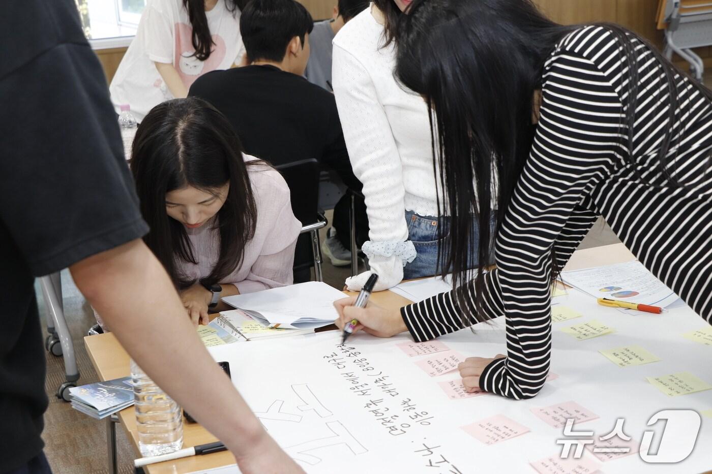 한국도로공사 강원본부가 29일 본부 대회의실에서 청년인턴들을 대상으로 고속도로 고객만족도 향상을 위한 아이디어 워크숍을 열었다. (한국도로공사 강원본부 제공. 재판매 및 DB금지) 2025.10.29/뉴스1