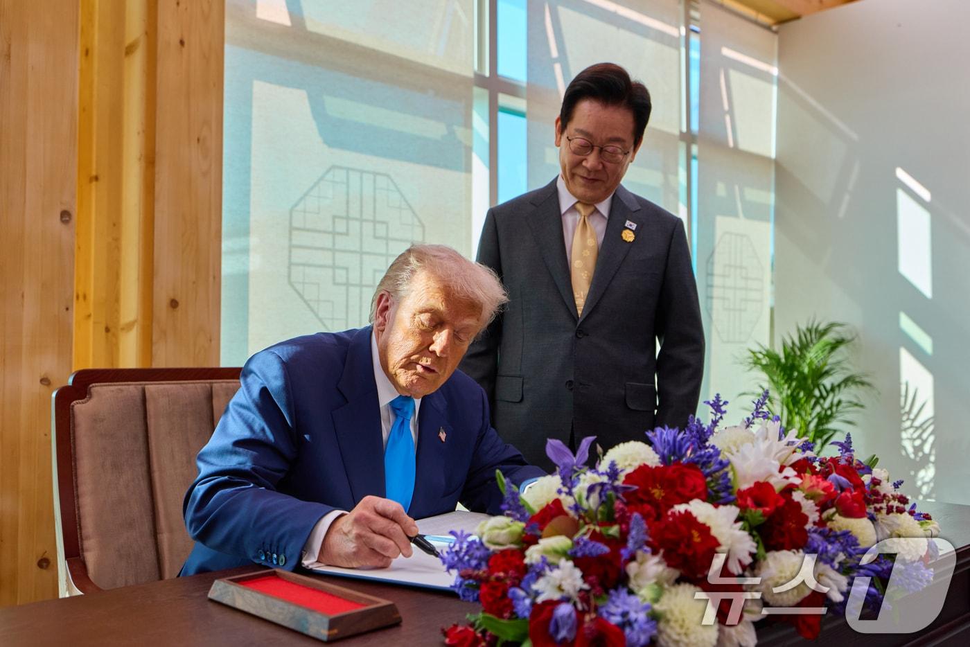 도널드 트럼프 미국 대통령이 29일 경북 경주박물관에서 열린 한미 정상회담에 앞서 방명록을 작성하고 있다. 오른쪽은 이재명 대통령. &#40;대통령실 제공. 재판매 및 DB 금지&#41; 2025.10.29/뉴스1 ⓒ News1 허경 기자