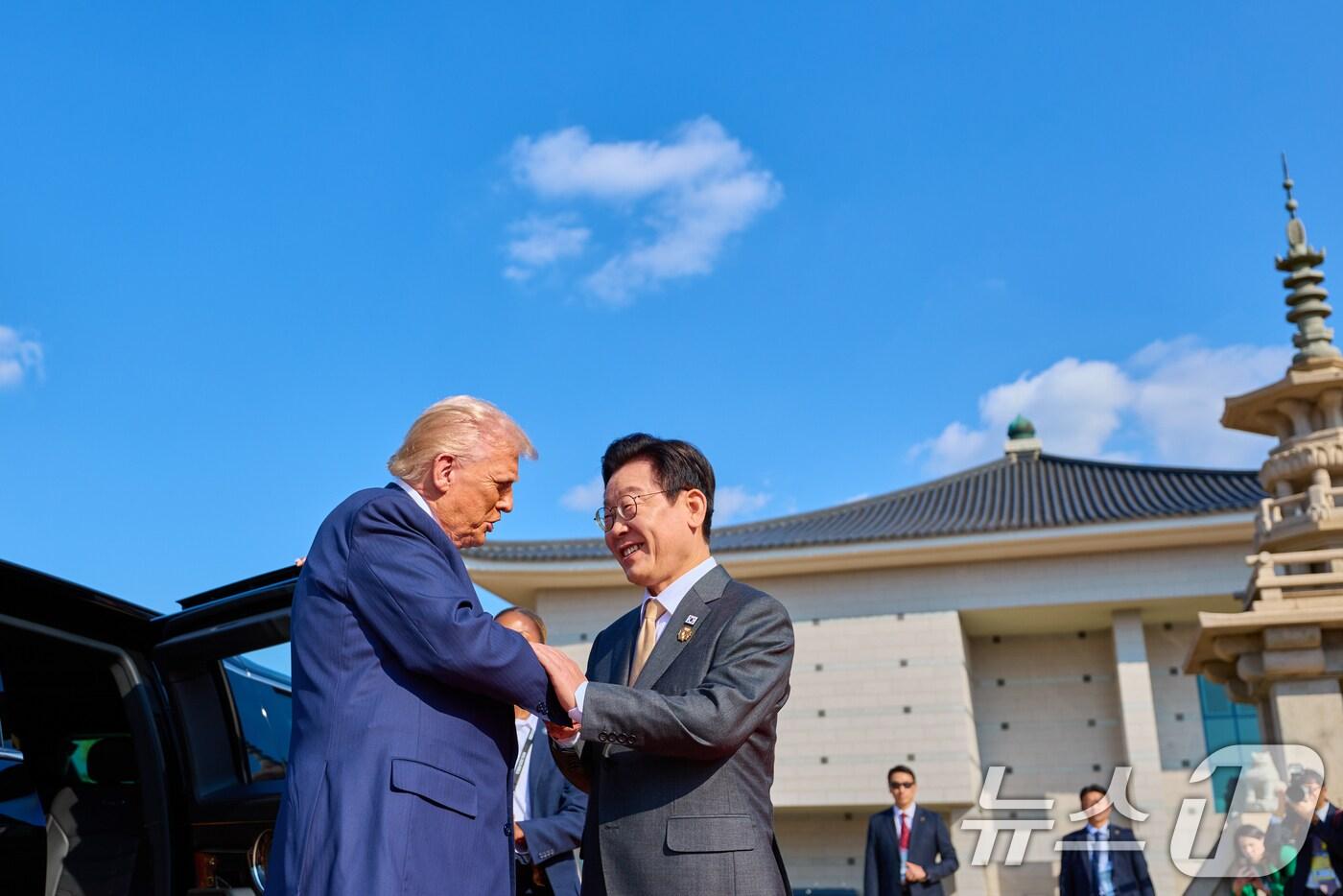 이재명 대통령이 29일 경북 경주박물관에 도착한 도널드 트럼프 미국 대통령과 악수하고 있다. &#40;대통령실 제공. 재판매 및 DB 금지&#41; 2025.10.29/뉴스1 ⓒ News1 허경 기자