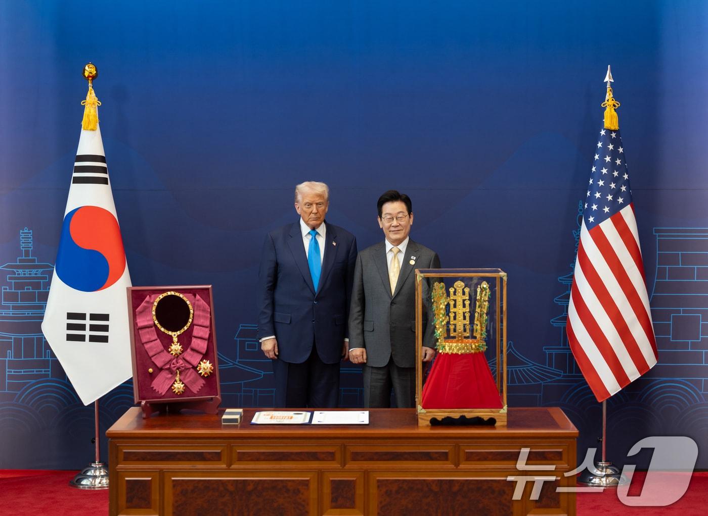 본문 이미지 - 이재명 대통령이 29일 경북 경주박물관에서 열린 한미 공식 환영식에서 도널드 트럼프 미국 대통령에게 무궁화 대훈장 수여와 천마총 금관 모형을 선물하고 있다. &#40;대통령실 제공. 재판매 및 DB 금지&#41; 2025.10.29/뉴스1 ⓒ News1 허경 기자