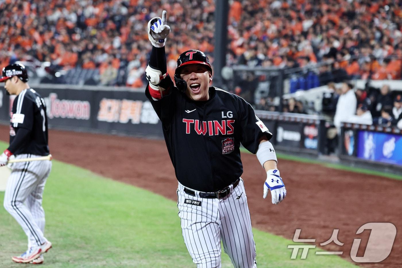29일 대전 한화생명볼파크 열린 프로야구 2025 신한 SOL뱅크 KBO 한국시리즈 3차전 LG 트윈스와 한화 이글스의 경기, LG의 4회초 무사 1루때 김현수가 솔로홈런을 치고 환호하고 있다. 2025.10.29/뉴스1 ⓒ News1 구윤성 기자