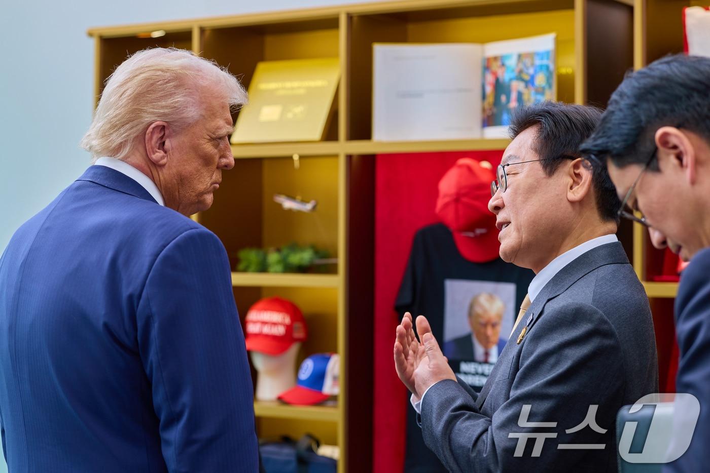 이재명 대통령과 도널드 트럼프 미국 대통령이 29일 경북 경주박물관에서 정상회담에 앞서 트럼프 굿즈 전시품을 관람하고 있다. &#40;대통령실 제공. 재판매 및 DB 금지&#41; 2025.10.29/뉴스1 ⓒ News1 허경 기자