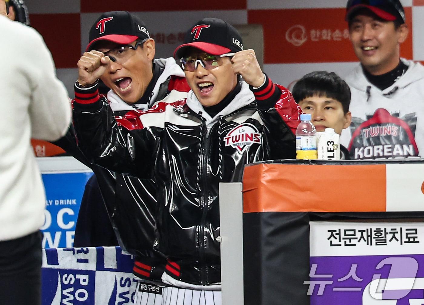 본문 이미지 - 29일 대전 한화생명볼파크에서 열린 프로야구 2025 신한 SOL뱅크 KBO 포스트시즌 한국시리즈 3차전 LG 트윈스와 한화 이글스의 경기, LG 염경엽 감독이 4회초 1사 주자없는 상황에서 홈런을 때린 LG 김현수를 기쁘게 맞이하고 있다. 2025.10.29/뉴스1 ⓒ News1 김도우 기자