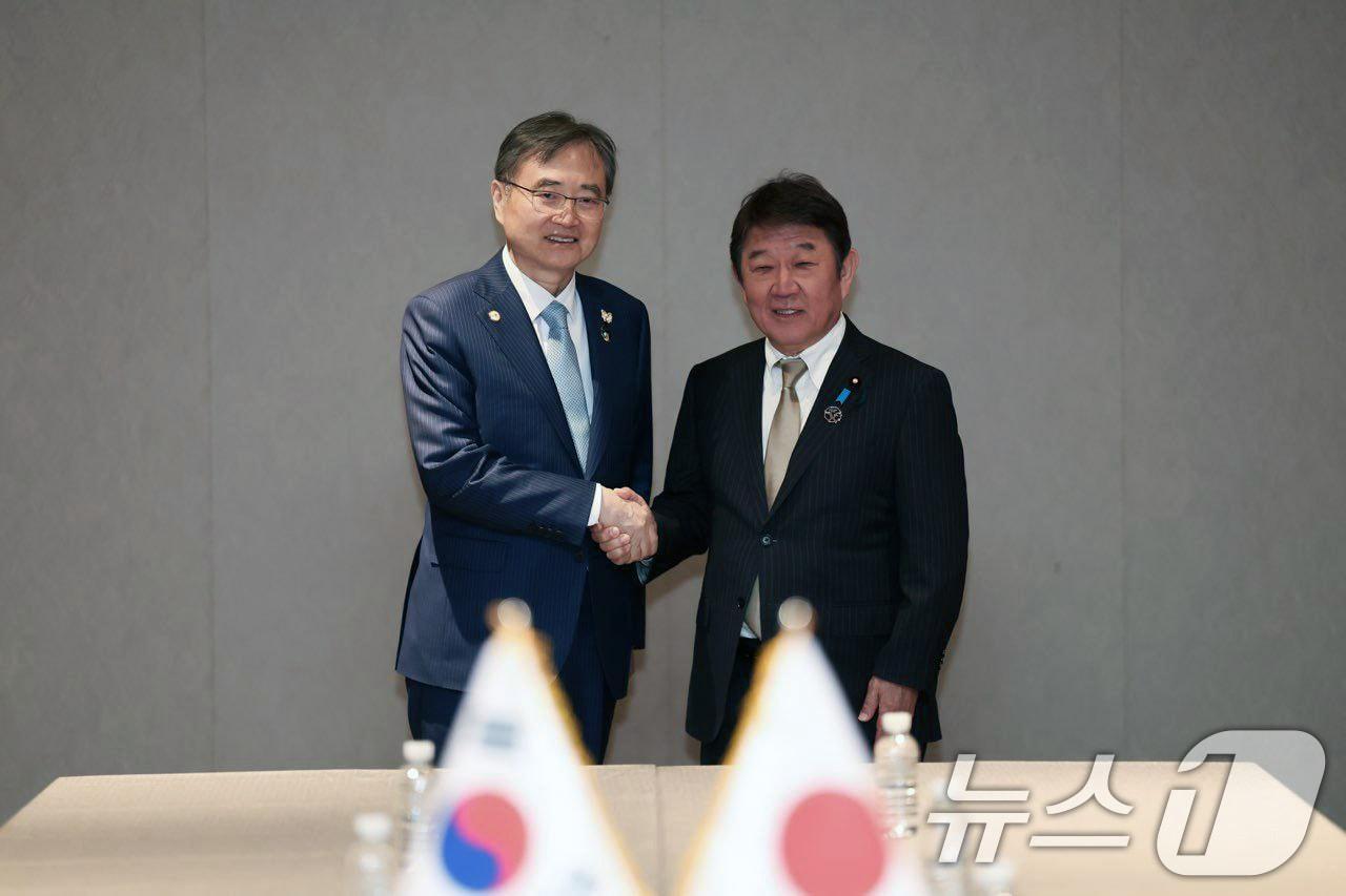 본문 이미지 - 지난해 10월 29일 조현 외교부 장관이 경북 경주에서 APEC 외교통상합동각료회의 계기 모테기 도시미쓰 일본 외무상과의 회담에서 악수를 나누고 있다. (외교부 제공. 재판매 및 DB 금지) ⓒ 뉴스1