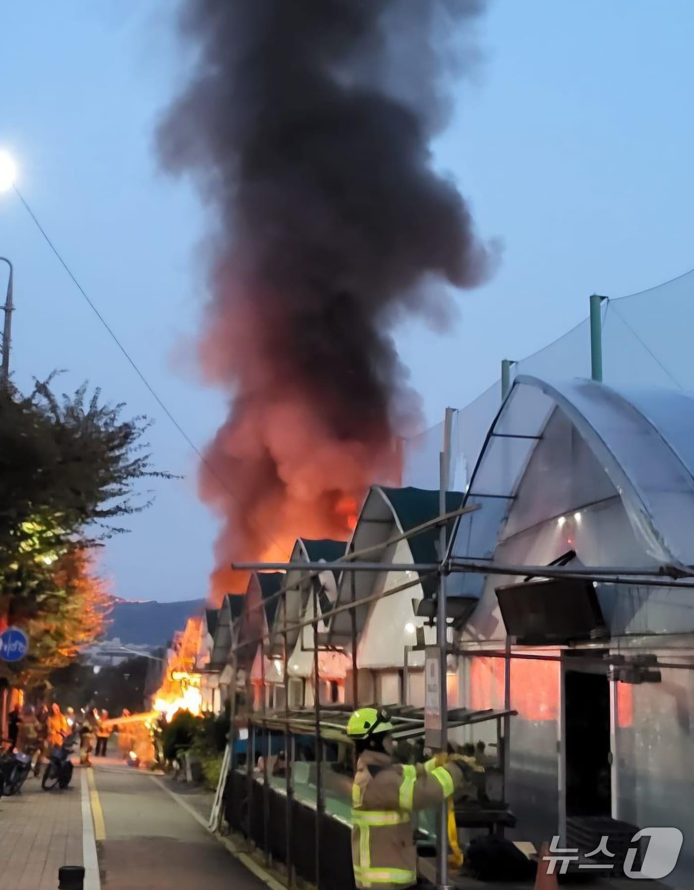 본문 이미지 - 화재 현장. &#40;경기도소방재난본부 제공. 재판매 및 DB 금지&#41; 2025.10.29/뉴스1