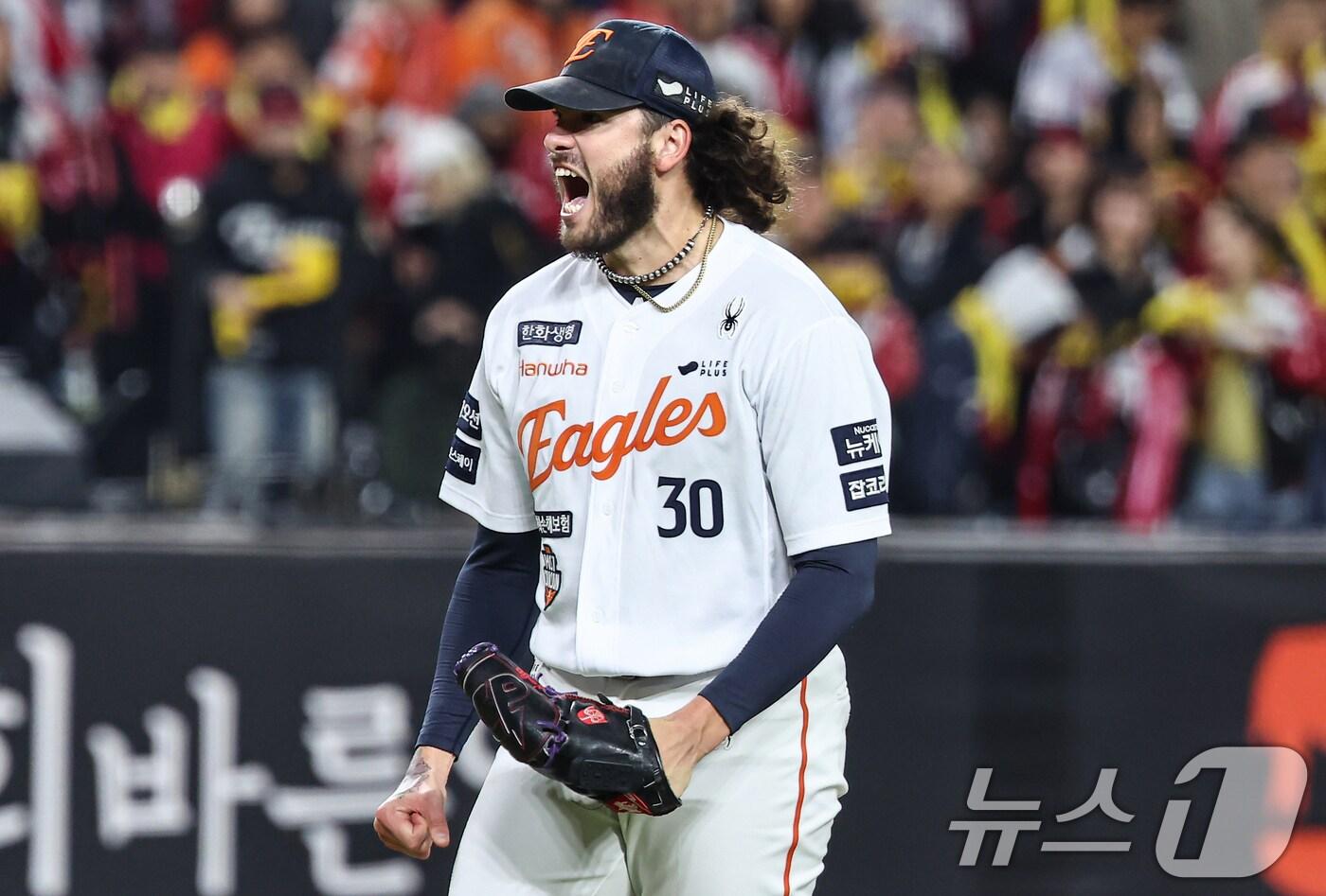 29일 대전 한화생명볼파크에서 열린 프로야구 2025 신한 SOL뱅크 KBO 포스트시즌 한국시리즈 3차전 LG 트윈스와 한화 이글스의 경기, 한화 선발투수 폰세가 6회초 2사 1,2루 상황에서 LG 문보경을 삼진아웃 시킨 뒤 환호하고 있다. 2025.10.29/뉴스1 ⓒ News1 김도우 기자