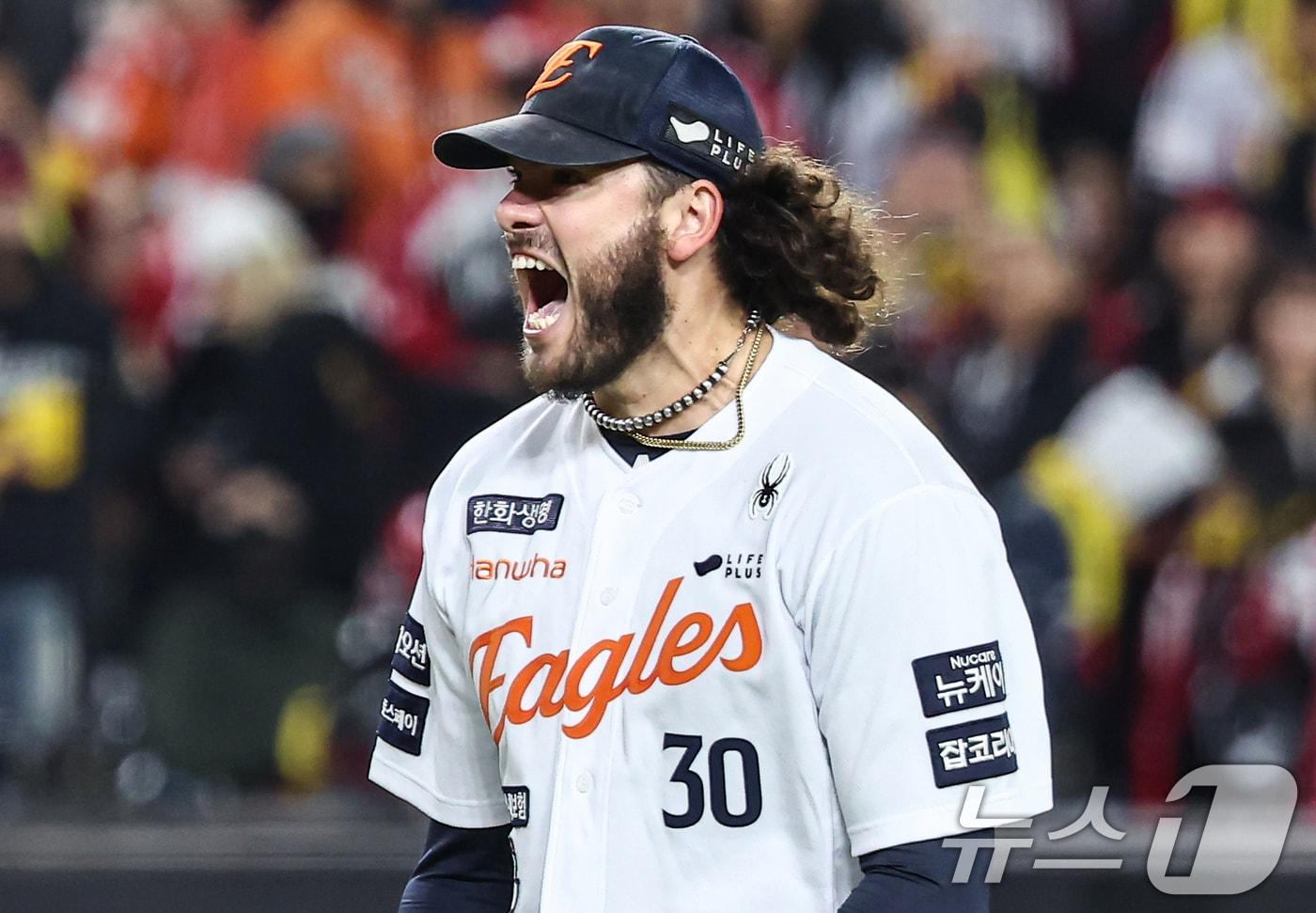 29일 대전 한화생명볼파크에서 열린 프로야구 2025 신한 SOL뱅크 KBO 포스트시즌 한국시리즈 3차전 LG 트윈스와 한화 이글스의 경기, 한화 선발투수 폰세가 6회초 2사 1,2루 상황에서 LG 문보경을 삼진아웃 시킨 뒤 환호하고 있다. 2025.10.29/뉴스1 ⓒ News1 김도우 기자