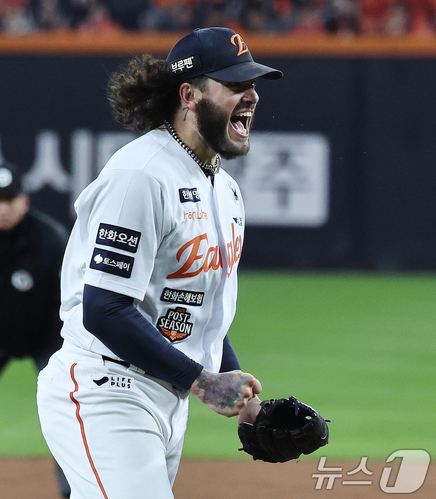 본문 이미지 - 29일 오후 대전 한화생명볼파크에서 열린 프로야구 2025 신한 SOL뱅크 KBO 한국시리즈 3차전 LG트윈스와 한화 이글스의 경기, LG의 6회초 2사 1,2루 상황때 한화 선발 폰세가 문보경을 삼진으로 잡아낸 뒤 포효하고 있다. 2025.10.29/뉴스1 ⓒ News1 구윤성 기자