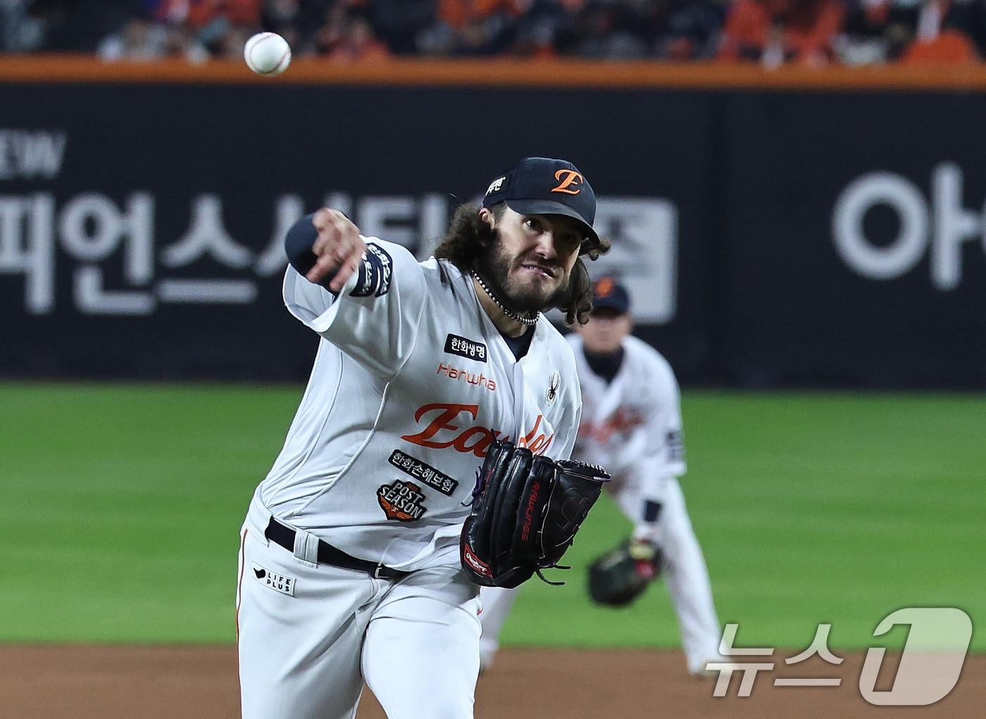 본문 이미지 - 29일 오후 대전 한화생명볼파크에서 열린 프로야구 2025 신한 SOL뱅크 KBO 한국시리즈 3차전 LG트윈스와 한화 이글스의 경기, 한화 선발투수 폰세가 역투하고 있다. 2025.10.29/뉴스1 ⓒ News1 구윤성 기자