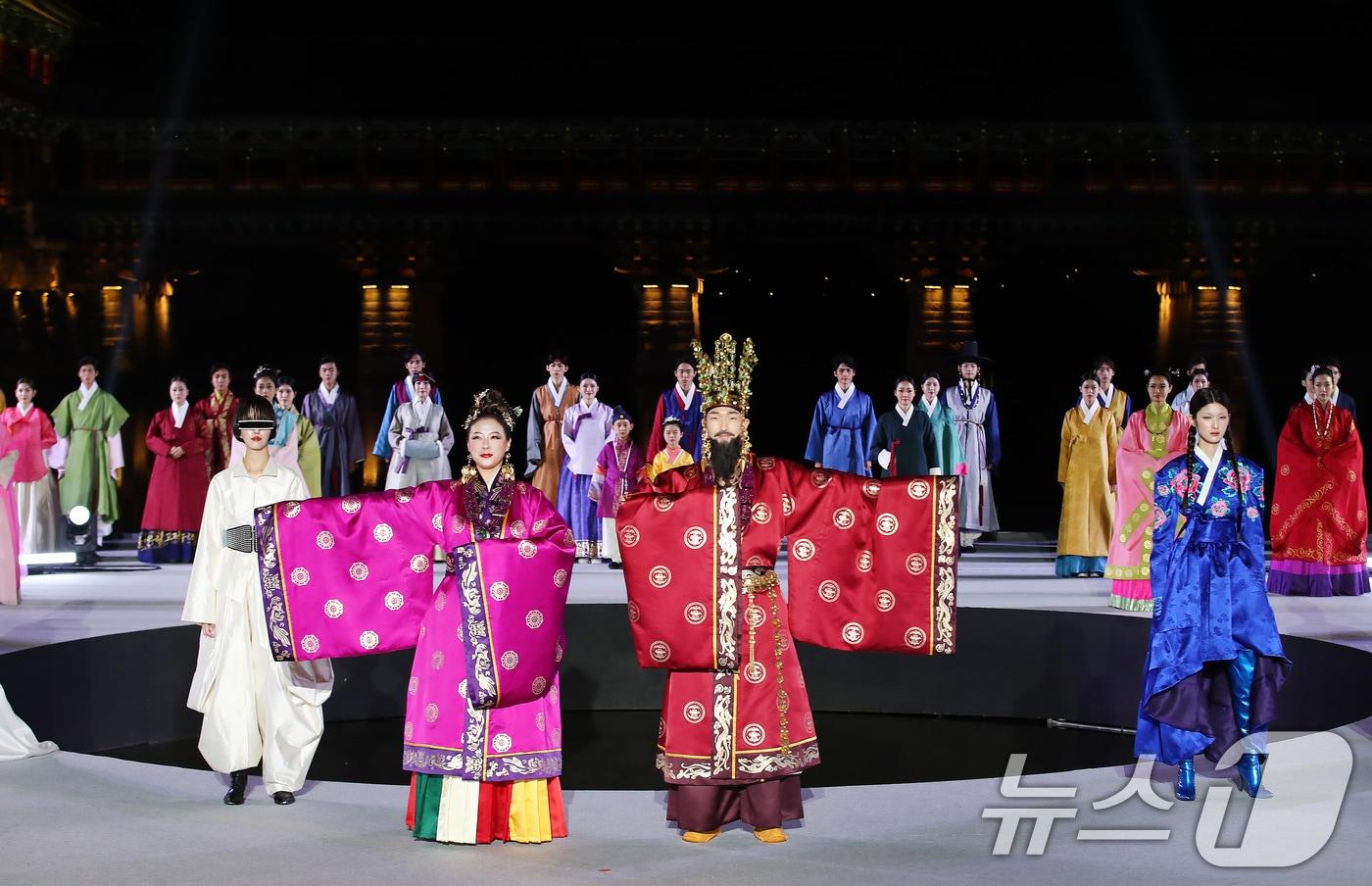 'APEC 정상회의 한복패션쇼'가 29일 경북 경주시 교동 월정교 특설무대에서 '한복, 내일을 날다'를 주제로 열렸다. 2025.10.29/뉴스1 ⓒ News1 공정식 기자