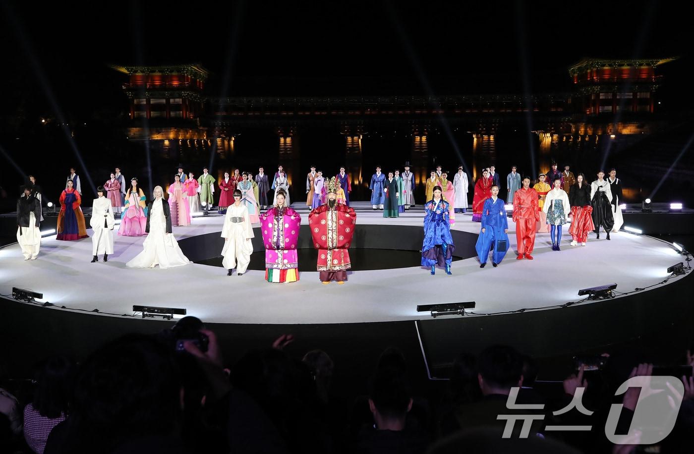 &#39;APEC 정상회의 한복패션쇼&#39;가 29일 오후 경북 경주시 교동 월정교 특설무대에서 &#39;한복, 내일을 날다&#39;를 주제로 열리고 있다. 2025.10.29/뉴스1 ⓒ News1 공정식 기자