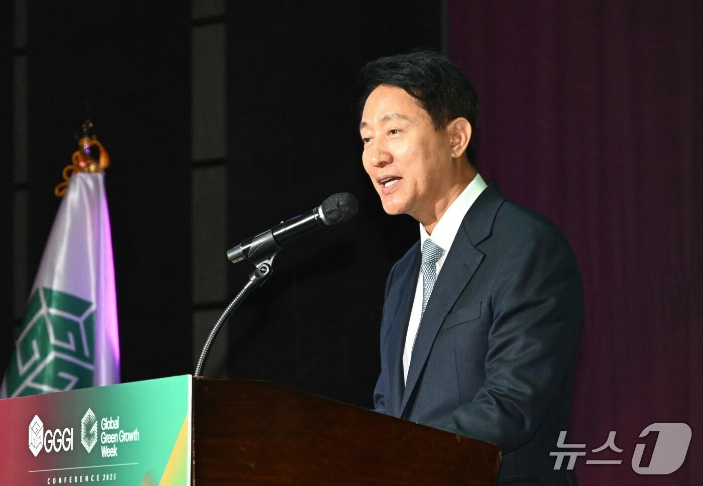 오세훈 서울시장이 29일 열린 &#39;글로벌녹색성장주간&#40;GGGW&#41; 2025- 파리협정 10주년 문화의 밤&#39;에서 축사하고 있다.&#40;서울시 제공&#41;