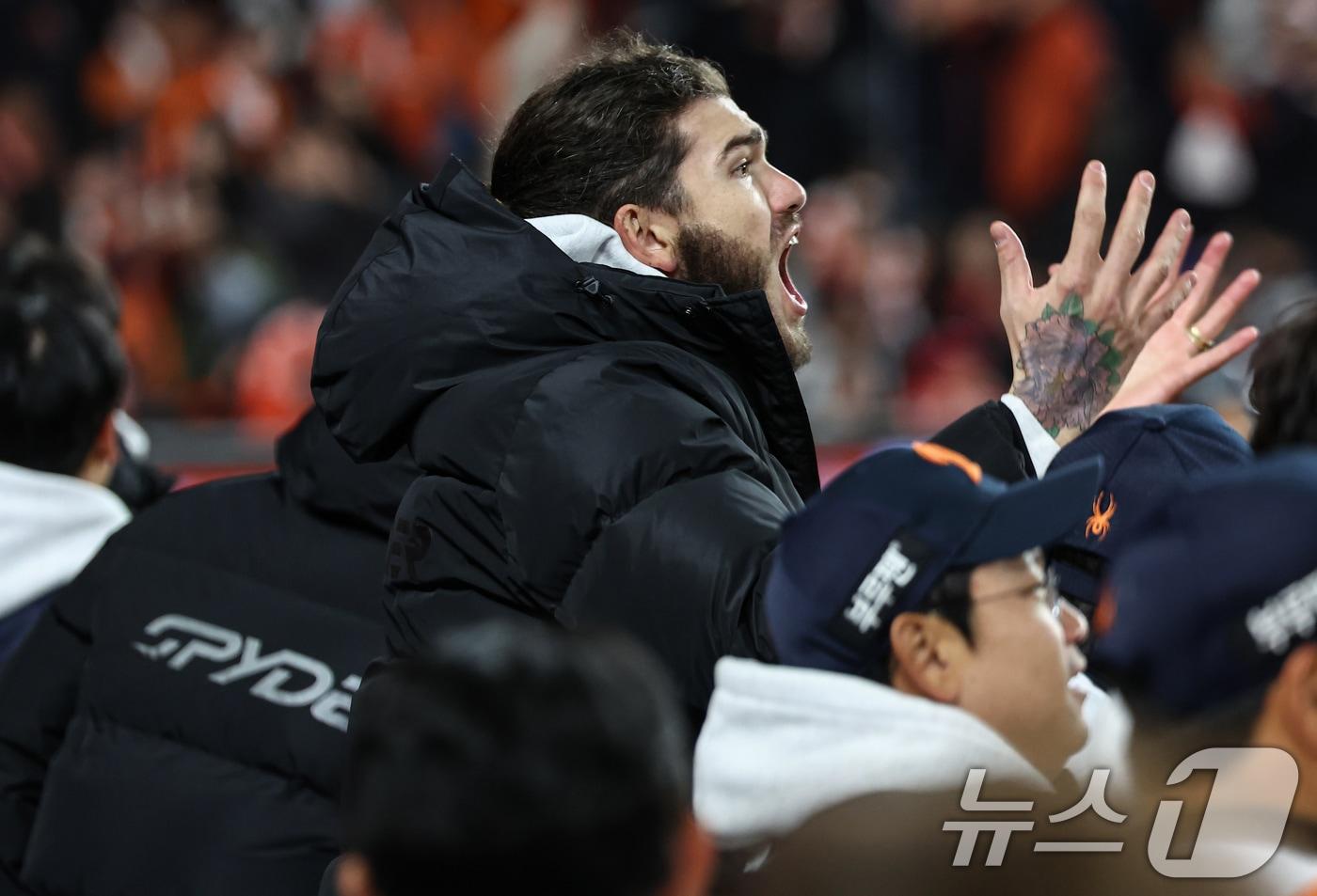 29일 대전 한화생명볼파크에서 열린 프로야구 2025 신한 SOL뱅크 KBO 포스트시즌 한국시리즈 3차전 LG 트윈스와 한화 이글스의 경기, 한화 폰세가 8회말 2사 만루상황에서 한화 황영묵이 밀어내기 볼넷으로 동점이 되자 환호하고 있다. 2025.10.29/뉴스1 ⓒ News1 김도우 기자