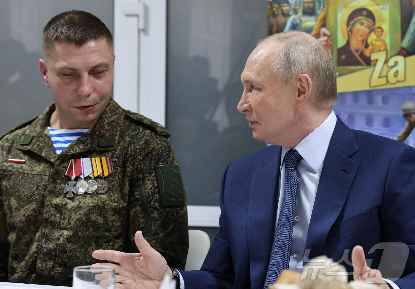 블라디미르 푸틴 러시아 대통령이 29일&#40;현지시간&#41; 러시아 모스크바에 있는 병원을 방문해 군인들과 만나고 있다. 2025.10.29 ⓒ 로이터=뉴스1 ⓒ News1 김경민 기자