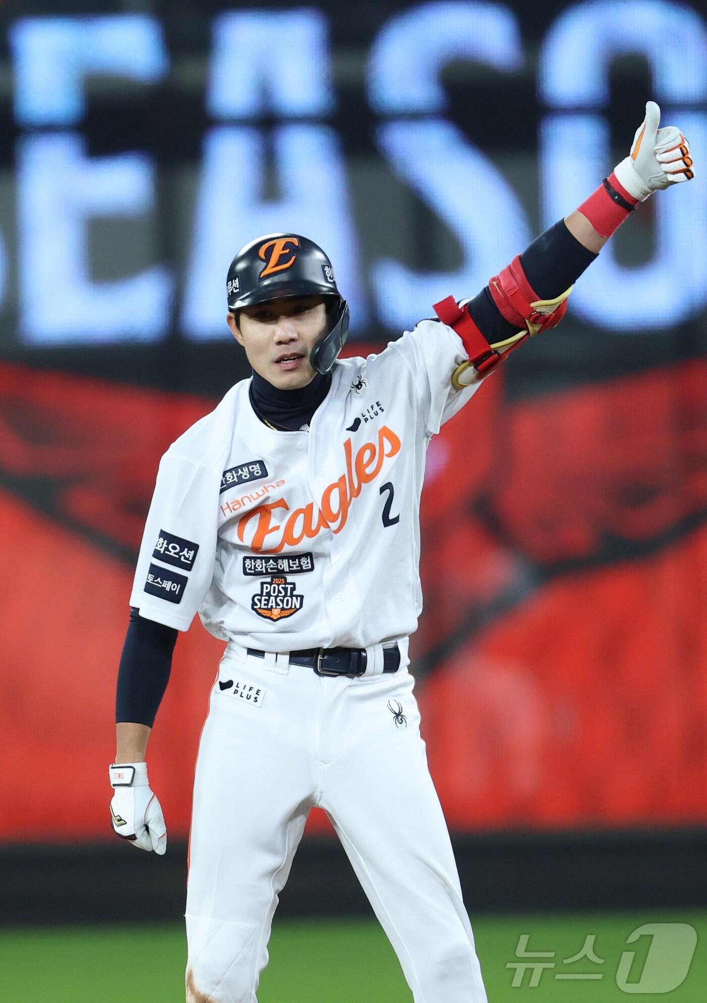 본문 이미지 - 29일 대전 한화생명볼파크 열린 프로야구 2025 신한 SOL뱅크 KBO 한국시리즈 3차전 LG 트윈스와 한화 이글스의 경기에서 8회말 한화 심우준이 2사 만루에서 역전 안타를 치고 있다. 2025.10.29/뉴스1 ⓒ News1 김기남 기자