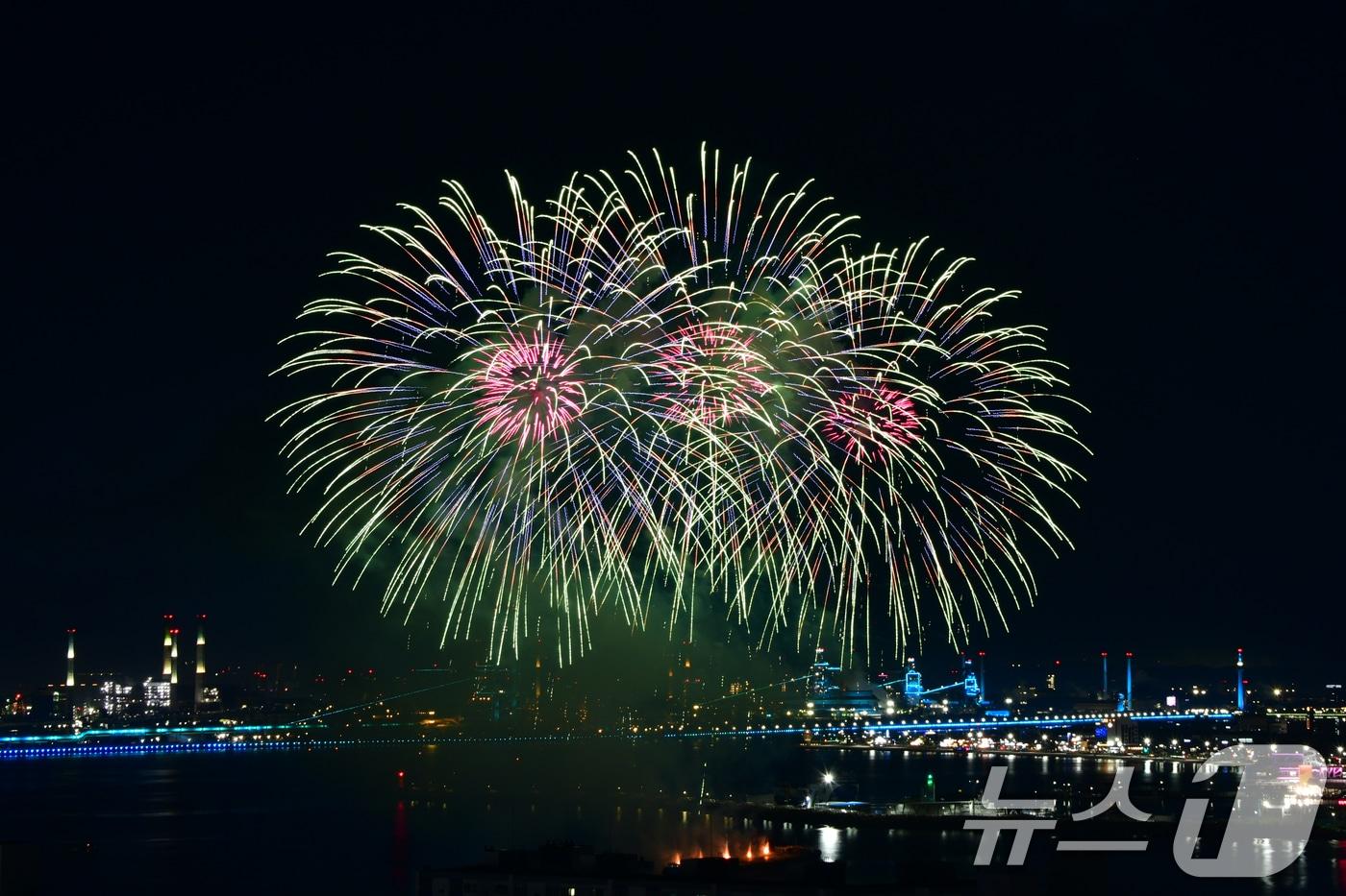 지난 29일 경북 포항시 영일대해수욕장에서 APEC 2025 정상회의 성공 개최를 기원하는 드론 아트 쇼와 불꽃쇼가 펼쳐지고 있다. 2025.10.29/뉴스1 ⓒ News1 최창호 기자