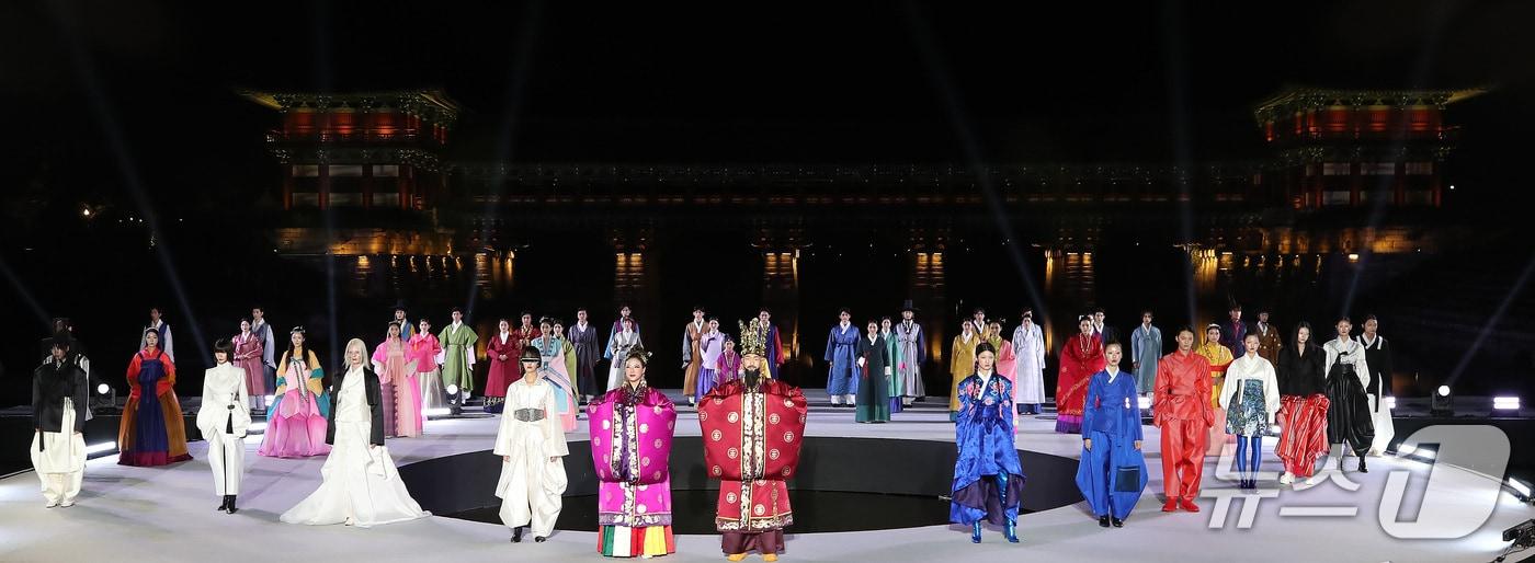 29일 오후 경주시 교동 월정교 특설무대에서 &#39;APEC 정상회의 한복패션쇼&#39;가 열리고 있다. 2025.10.29/뉴스1 ⓒ News1 공정식 기자