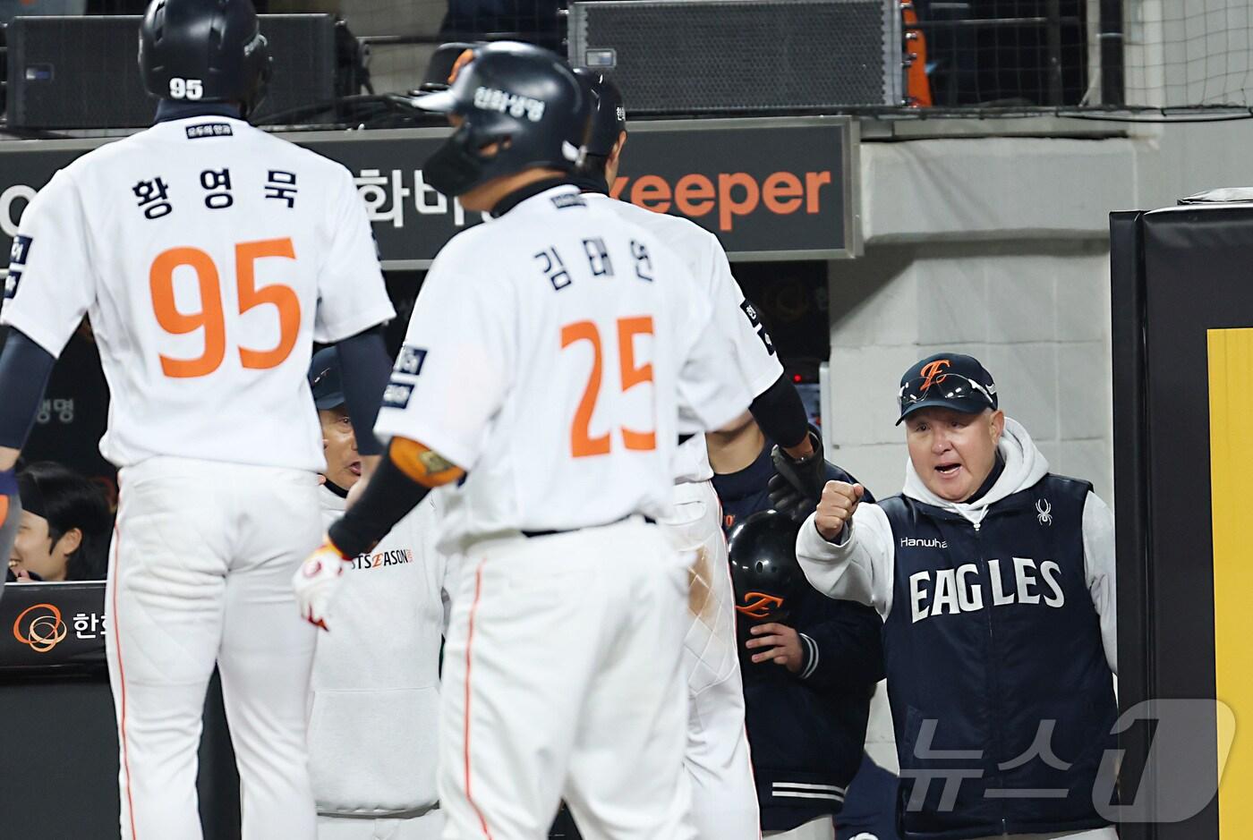 29일 대전 한화생명볼파크 열린 프로야구 2025 신한 SOL뱅크 KBO 한국시리즈 3차전 LG 트윈스와 한화 이글스의 경기에서 8회말 한화 2사 만루 상황에서 심우준의 역전 안타로 득점하며 김경문 감독이 기뻐하고 있다. 2025.10.29/뉴스1 ⓒ News1 김기남 기자