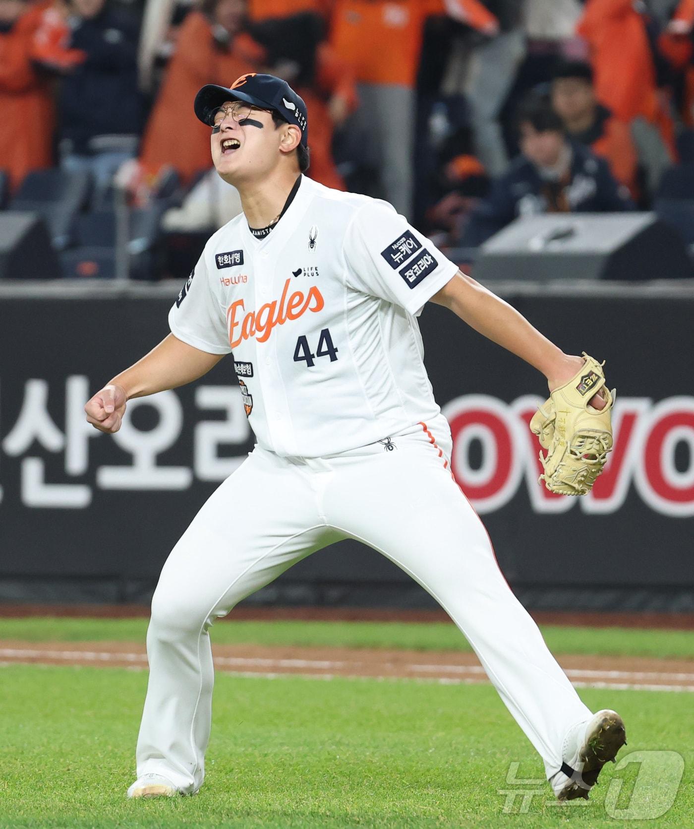 본문 이미지 - 29일 대전 한화생명볼파크 열린 프로야구 2025 신한 SOL뱅크 KBO 한국시리즈 3차전 LG 트윈스와 한화 이글스의 경기에서 한화 김서현이 마무리 투구를 마치며 환호하고 있다. 2025.10.29/뉴스1 ⓒ News1 김기남 기자