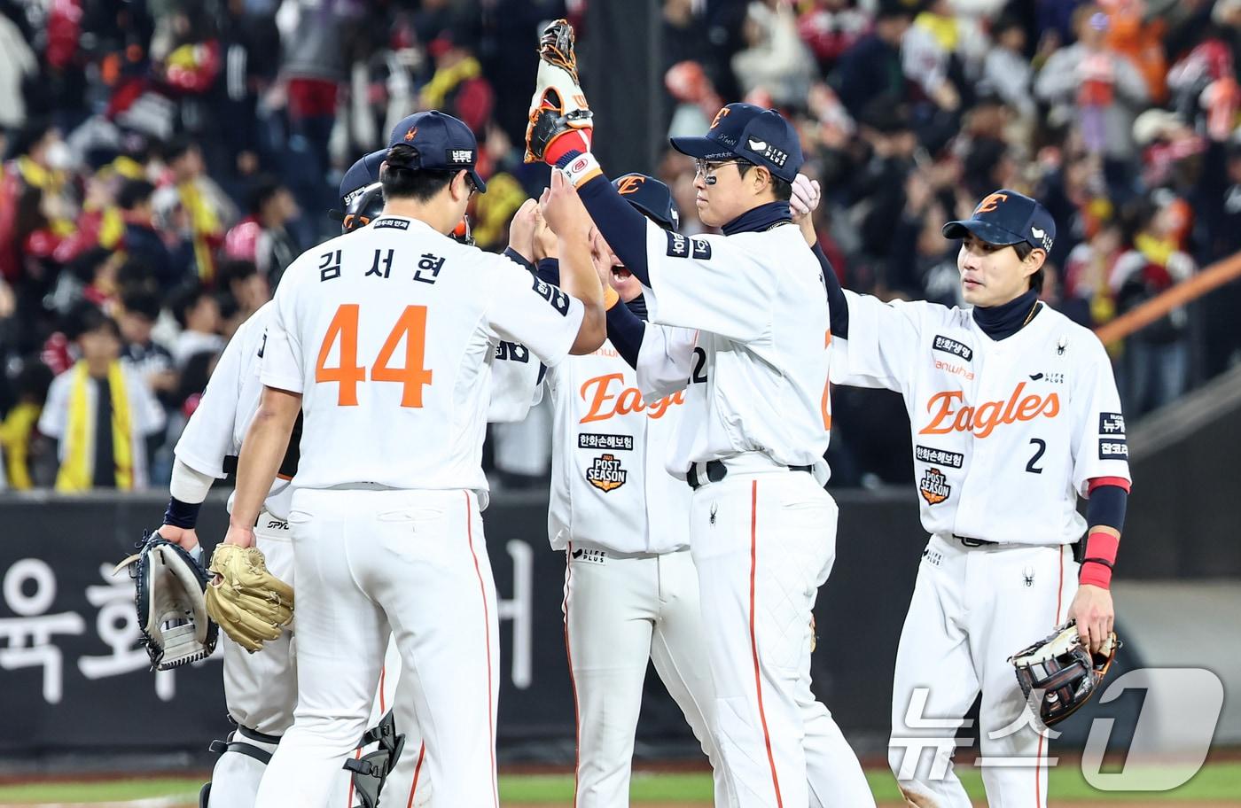 29일 대전 한화생명볼파크에서 열린 프로야구 2025 신한 SOL뱅크 KBO 포스트시즌 한국시리즈 3차전 LG 트윈스와 한화 이글스의 경기, 한화 선수들이 7대3 승리 후 기쁨을 나누고 있다. 2025.10.29/뉴스1 ⓒ News1 김도우 기자
