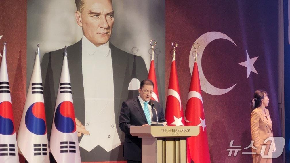 본문 이미지 - 무랏 타메르 주한 튀르키예 대사가 29일 서울 중구 앰버서더 풀만 호텔에서 열린 튀르키예 공화국 건국 102주년 행사에서 축사를 하고 있다.