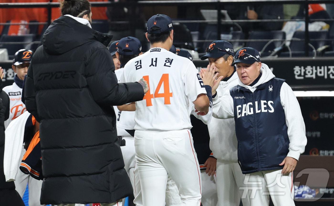 29일 대전 한화생명볼파크 열린 프로야구 2025 신한 SOL뱅크 KBO 한국시리즈 3차전 LG 트윈스와 한화 이글스의 경기에서 한화가 승리하며 김경문 감독이 김서현을 맞이하며 축하해 주고 있다. 2025.10.29/뉴스1 ⓒ News1 김기남 기자